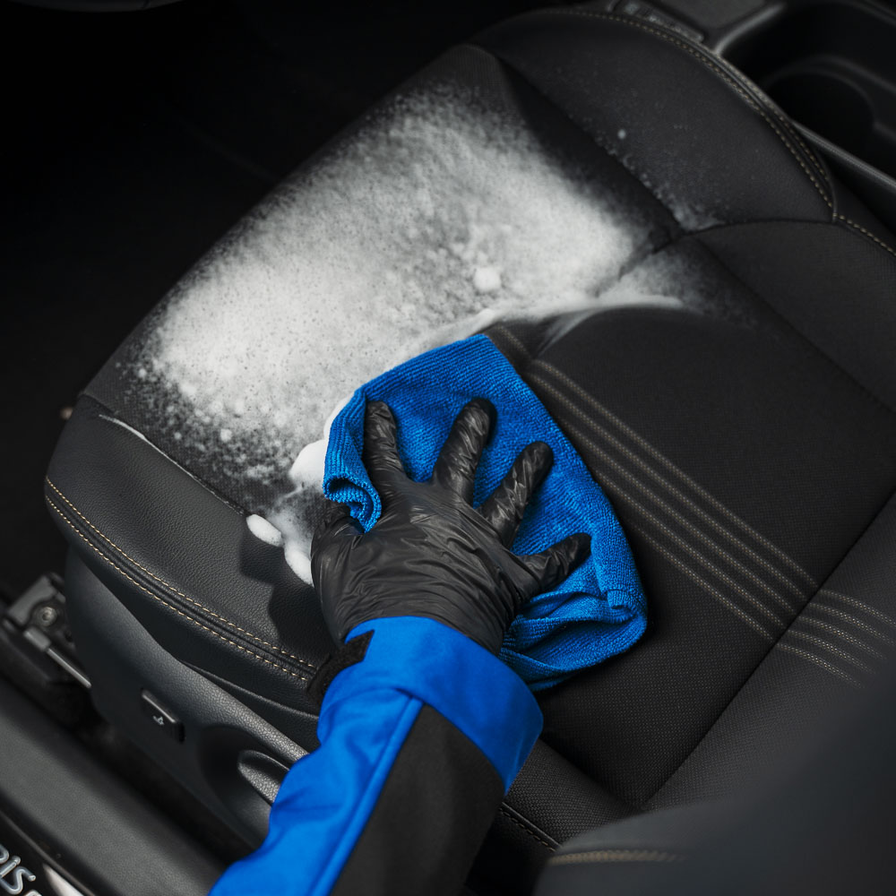 A bőrtisztító hab használata: hogyan tisztítsd meg hatékonyan az autód belső bőrfelületeit?