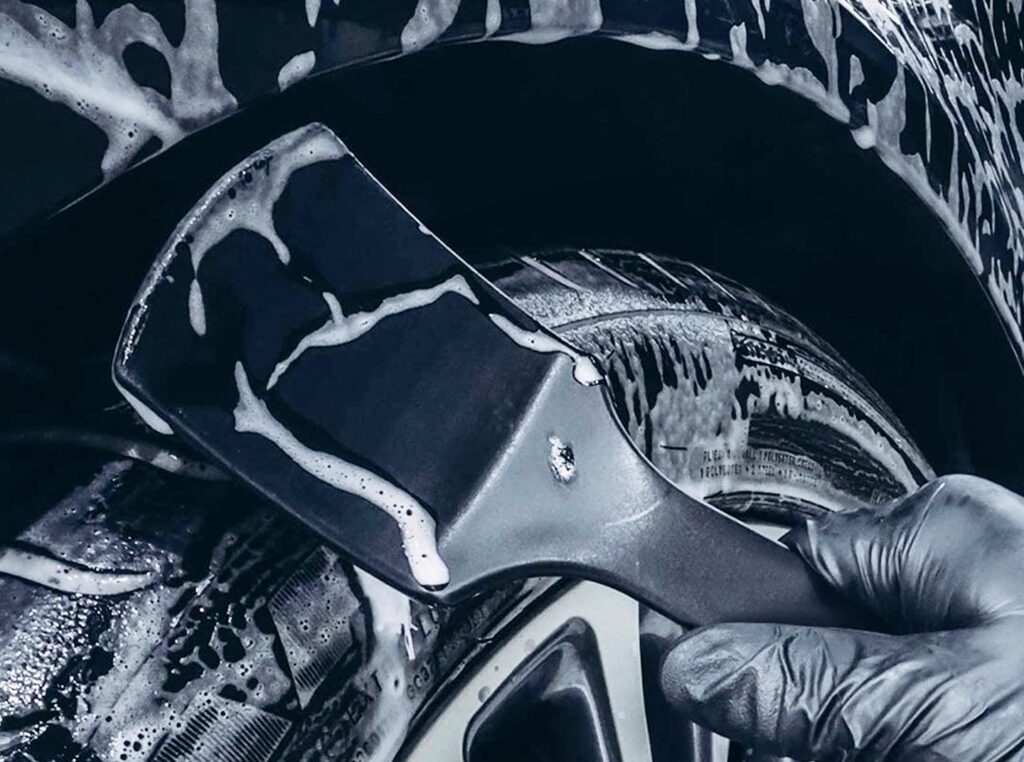 Felnitisztító kefe – így lesz igazán tiszta a felni minden részlete