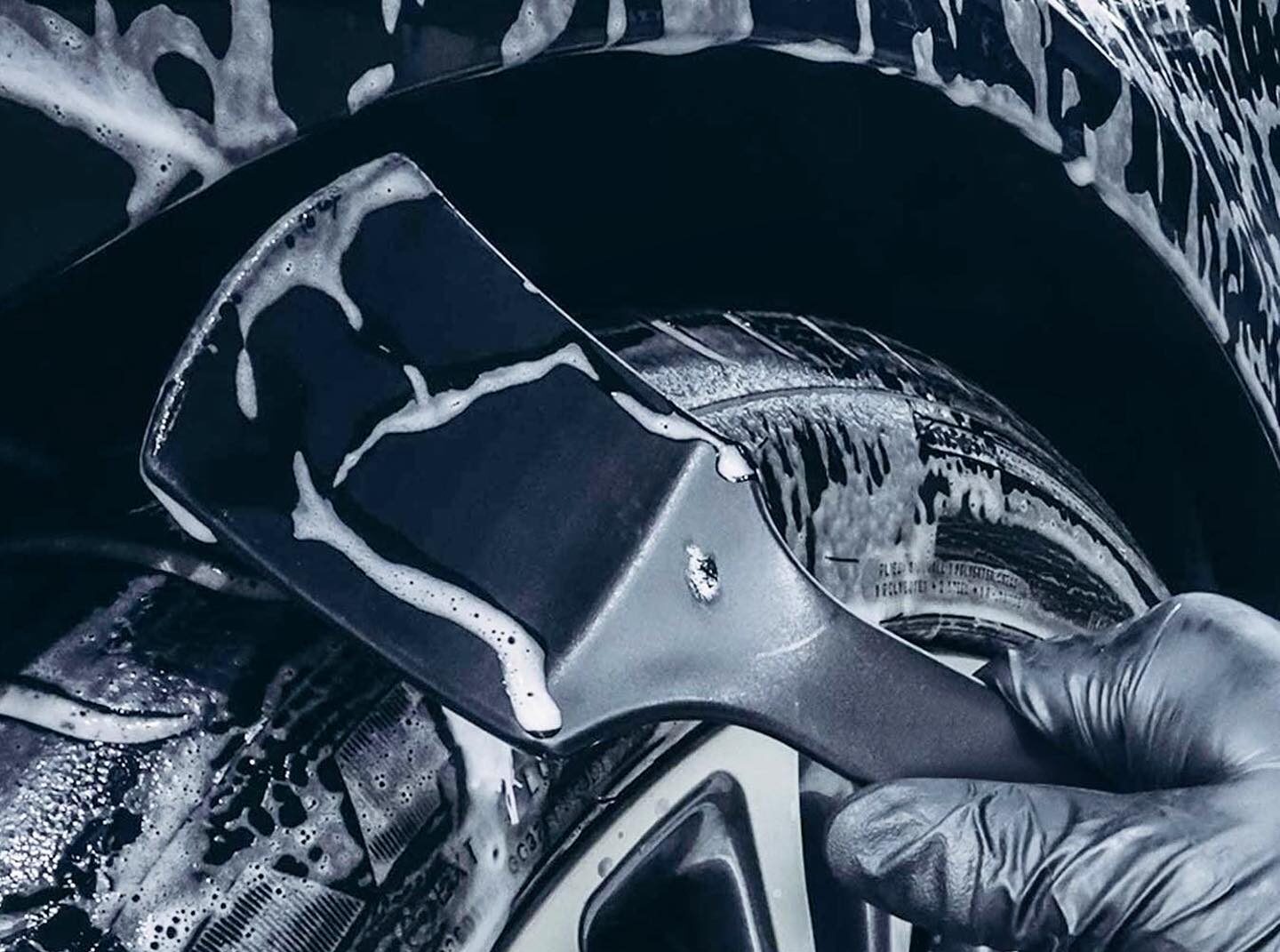 Felnitisztító kefe – így lesz igazán tiszta a felni minden részlete