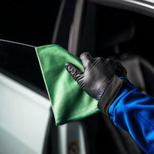 Ablaktisztító kendő az autóápolásban – apró eszköz, látványos különbség