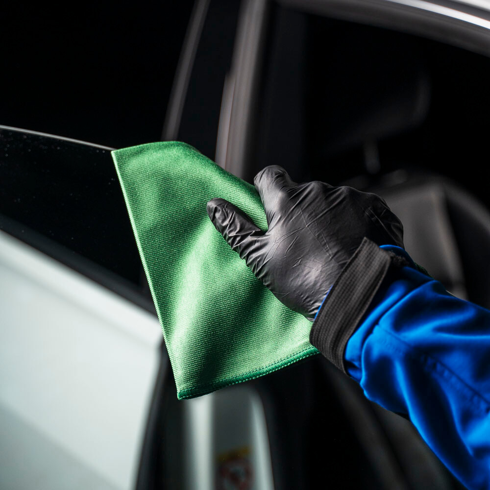 Ablaktisztító kendő az autóápolásban – apró eszköz, látványos különbség